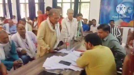 फूलपुर: फूलपुर तहसील प्रांगण में SDM संत रंजन द्वारा प्रतिदिन सभागार में विशेष समाधान का आयोजन किया जा रहा है