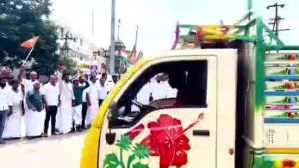 மன்னார்குடி: மன்னார்குடியில் தேரடி பகுதியில் பாஜகவினர் வெடி வெடித்து கொண்டாட்டம்
