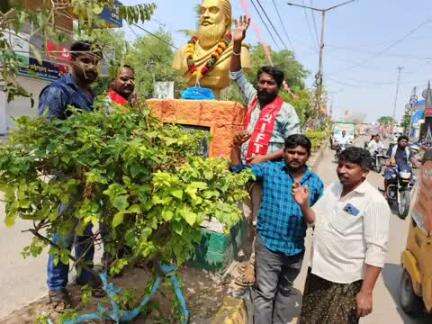 గద్వాల్: పట్టణంలో అల్లూరి సీతారామరాజు విగ్రహానికి పూలమాలలు వేసి నివాళులు అర్పించిన:సిపిఎం ఎంఎల్ న్యూ డెమోక్రసీ నాయకులు