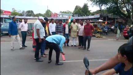महु ड्रीमलैंड चौराहे पर सेना का हौसला बढ़ाने के लिए जश्न मनाया गया, आतिशबाजी और मिठाइयां बांटी गईं