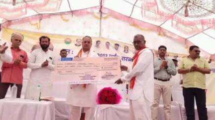 मलकापूर: टाकळी वतपाळ येथे जिगांव प्रकल्प पुनर्वसनांतर्गत लाभार्थ्यांना आमदार चैनसुख संचेती यांच्या हस्ते अनुदान वितरण