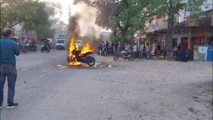 एटा: जीटी रोड स्थित राम दरबार के समीप चलती पल्सर बाइक में लगी भीषण आग, बाइक जलकर हुई खाक, मौके पर पहुंची पुलिस