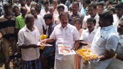 திருவெண்ணைநல்லூர்: திருவெண்ணைநல்லூர் பேருந்து நிலையம் அருகே திமுக அரசின் நான்காண்டு கால சாதனை விளக்க துண்டு பிரசுரத்தினை  வழங்கி முன்னாள் அமைச்சர்