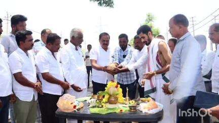 ಕಡೂರು: ಪಟ್ಟಣದಲ್ಲಿ ಕಡೂರಿನಿಂದ ಬೀರೂರುವರೆಗೆ ರಸ್ತೆ ಕಾಮಗಾರಿಗೆ ಗುದ್ಧಲಿ ಪೂಜೆ ನರವೇರಿಸಿದ ಶಾಸಕ ಆನಂದ್