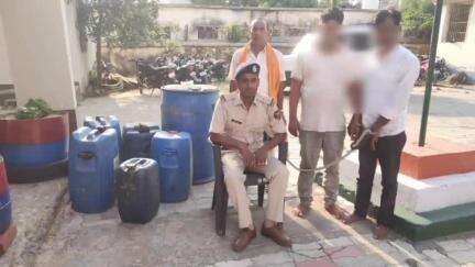 गुरुआ: गुरुआ के मिर्चक मोड़ पर अवैध पेट्रोल कारोबार का भंडाफोड़, 420 लीटर पेट्रोल जब्त, दो गिरफ्तार