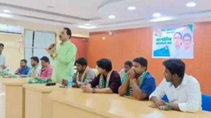 ইংরেজবাজার: মালদা জেলা পরিষদের গেস্ট হাউসে তৃণমূল কংগ্রেসের সোশ্যাল মিডিয়ার সেলের উদ্যোগে সাংগঠনিক আলোচনা সভা