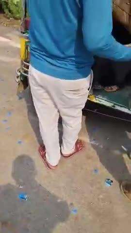 लहरपुर: लहरपुर कोतवाली क्षेत्र की भदफर चौकी चौराहे पर ई-रिक्शा चालकों द्वारा पैसे वसूली का वीडियो सोशल मीडिया पर हुआ वायरल