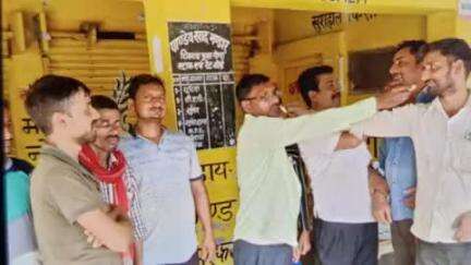 करनैलगंज: भारतीय वायुसेना ने ऑपरेशन सिंदूर के तहत पाकिस्तान पर किया एयर स्ट्राइक, परसपुर में लोगों ने मिठाई खिलाकर मनाया जश्न