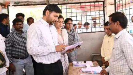 సిర్పూర్ టి: దర్గాపల్లి గ్రామంలో నిర్వహించిన రెవెన్యూ సదస్సును సందర్శించిన జిల్లా కలెక్టర్ వెంకటేష్ దోత్రే