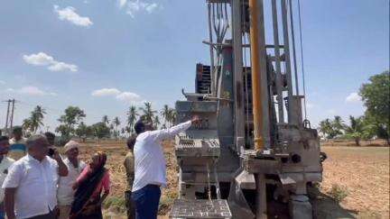 ಕೊಪ್ಪಳ: ಗೃಹಲಕ್ಷ್ಮಿ ಯೋಜನೆಯ ಹಣದಿಂದ ಬೋರ್ ವೆಲ್  ಕೊರೆಸಿ ಹಟ್ಟಿ ಗ್ರಾಮದ ಹನುಮಮ್ಮ ಗಂಡ ನಿಂಗಪ್ಪ ತಳವಾರ ಜೀವನ ರೂಪಿಸಿಕೊಂಡಿದ್ದಾರೆ
