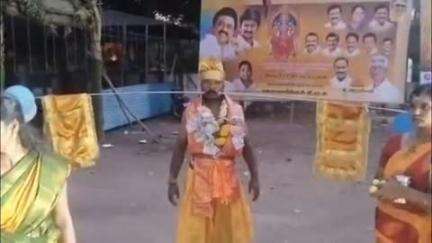 உடுமலைபேட்டை: கொழுமம் மாரியம்மன் கோவில் விழாவை முன்னிட்டு 15 அடி வேலை அழகு குத்தி பக்தர்கள் நேர்த்தி செலுத்தினர்
