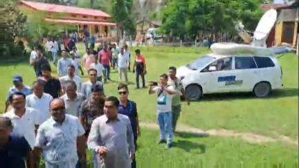 নলবাৰী: চান্দকুছিৰ চান্দকুছি পাব্লিক হাইস্কুলত মন্ত্ৰী জয়ন্ত মল্ল বৰুৱাৰ ভোটদান