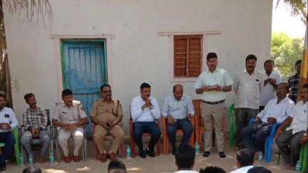 ಕೊಪ್ಪಳ: ಜಿಲ್ಲಾ ಕೇಂದ್ರದಿಂದ ಕೇವಲ 7 ಕಿ.ಮೀ. ದೂರದಲ್ಲಿರುಬ ಮುದ್ದಾಬಳ್ಳಿ ಗ್ರಾಮದಲ್ಲಿ ದಲಿತರಿಗೆ ಕ್ಷೌರ ನೀರಾಕರಣೆ ವಿವಾದ  ಶಾಂತಿ ಸಭೆ