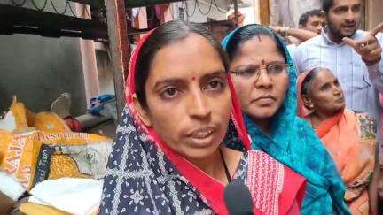 शिरपूर: वरवाडे येथे स्वस्त धान्य वाटपात अनियमितता,महिलांनी दुकानावर घातला घेराव,घटनास्थळी पुरवठा अधिकारी दाखल
#Jansamasya