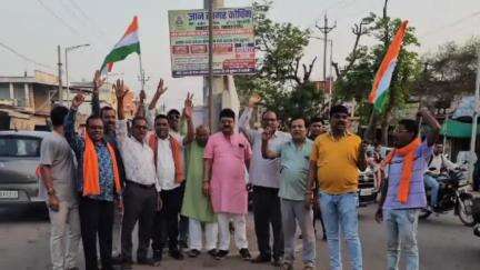 गुण्डरदेही: गुण्डरदेही में आतंकवादियों के ठिकानों पर की गई स्ट्राइक की खुशी में तिरंगा झंडा लेकर पटाखे फोड़कर मनाई गई खुशियां