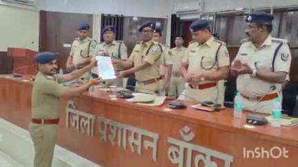 बाराहाट: बांका में क्राइम मीटिंग के दौरान बेहतर कार्य के लिए बाराहाट थानाध्यक्ष को एसपी ने सम्मानित किया