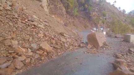 बाराकोट: अचानक हुई तेज बारिश से गल्लागांव देवली माफी मोटर मार्ग बाधित, यातायात ठप