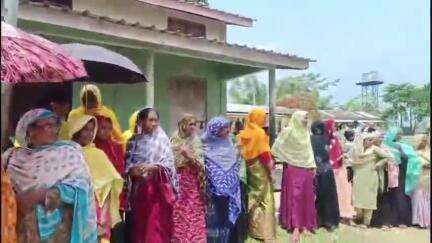 মাটিয়া: বলদমাৰী চৰত ভোটাৰ ৰাইজৰ ব্যাপক ভিৰ,খোৱা পানী বিচাৰি হাহাকাৰ ভোটাৰ ৰাইজৰ

ৰাজ্যত দ্বিতীয় পৰ্যায়ৰ ন