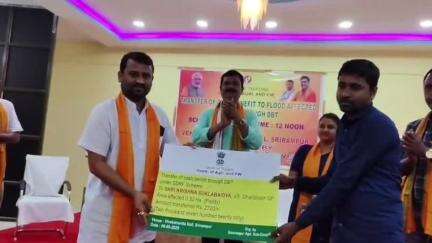 কৈলাশহর: ২০২৪ ২৪ সালের বন্যা কৈলাশহর মহকুমায় ক্ষতিগ্রস্ত কৃষকদের শ্রীরামপুর স্বামী বিবেকানন্দ হলঘরে প্রদীপ প্রজ্জ্বলনের মাধ্যমে