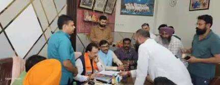 काशीपुर: भाजपा सांसद अजय भट्ट ने जसपुर रोड स्थित एक निजी रिसोर्ट में जनता की समस्याएं सुनी