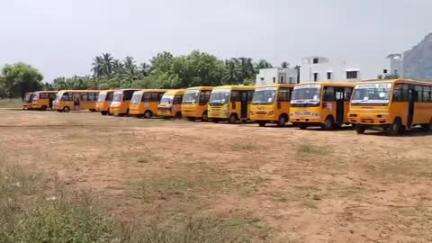 உசிலம்பட்டி: "உசிலம்பட்டியில் தனியார் பள்ளி வாகனங்களில் வட்டாரப் போக்குவரத்து ஆய்வாளர் ஆய்வு"