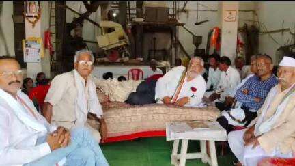 आरमोरी: मुरखडा येथे विमानतळाच्या जागेच्या विरोधात बसलेल्या शेतकऱ्यांच्या उपोषणाला ग. का.क. उपाध्यक्ष दिलीप घोडाम यांचा पाठींबा