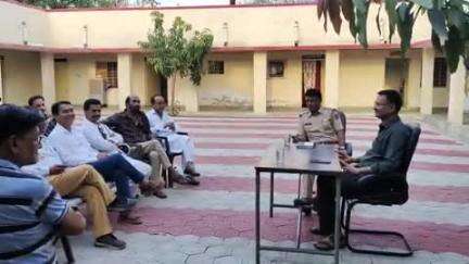 मनोहरथाना: मनोहर थाना परिसर में पुलिस उपाध्यक्ष कैलाश चंद के नेतृत्व में सीएलजी सदस्यों की बैठक आयोजित