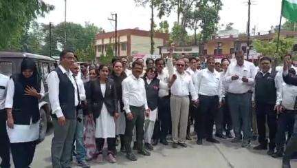 रतलाम नगर: भारत की जवाबी कार्रवाई पर रतलाम में मनाया गया जश्न, हाथों पर तिरंगा लेकर सड़क पर निकला अभिभाषक संघ