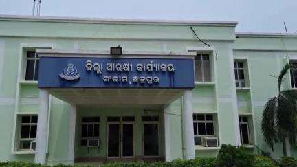 ଛତ୍ରପୁର: କେରାଣ୍ଡିତୋଳା ଓ ରଘୁନାଥପୁର ଠାରେ ଦେଶୀ ମଦ ଭାଟିରେ ଦୁବୃର୍ତ୍ତକଂ ଉନ୍ମତ୍ତ କାଣ୍ଡ, ଛତ୍ରପୁର ଠାରେ ଏସପିଙ୍କୁ ଭେଟିଲେ ଭାଟି ମାଲିକ