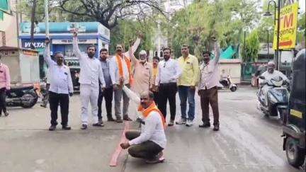 धुळे: पाकिस्तानला 'ऑपरेशन सिंदूर'ने धडा शिकवला; धुळ्यात टावर गार्डन समोर फटाके फोडून जल्लोष! #OperationSindoor