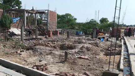 रसूलाबाद: रसूलाबाद कस्बे में बिना नोटिस तोड़े पिलर, पीड़िताओं ने नगर पंचायत अधिकारियों पर लगाए गंभीर आरोप
