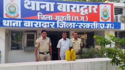 बाराद्वार पुलिस ने महुआ शराब की बिक्री करने वाली महिला सहित 2 आरोपियों को किया गिरफ्तार, आबकारी एक्ट के तहत कार्रवाई