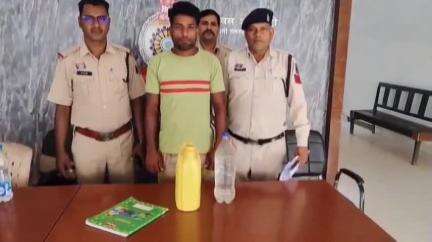 सक्ती पुलिस ने अवैध रूप से कच्ची महुआ शराब की बिक्री के लिए कब्जे में रखने वाले आरोपी को किया गिरफ्तार