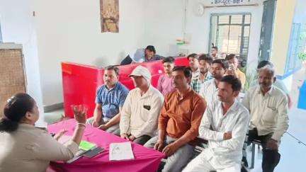 महाराजपुर: गढ़ीमलहरा थाना प्रभारी ने ग्राम नगर रक्षा समिति के सदस्यों के साथ बैठक की