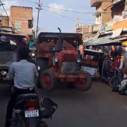 चंदला: चंदला में रेत से भरे ट्रैक्टर ट्राली की स्टंट बाजी का वीडियो हुआ वायरल