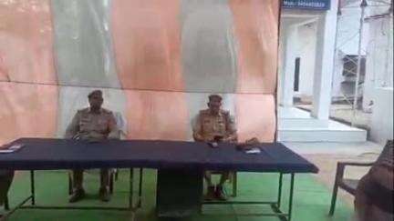 महरौनी: महरौनी कोतवाली परिसर में मॉक ड्रिल को लेकर स्थानीय लोगों संग की गई बैठक