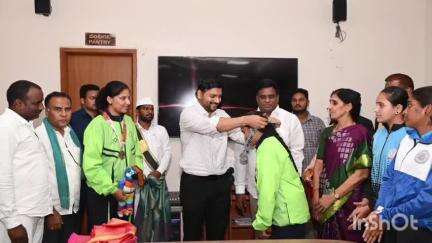 అసిఫాబాద్: విద్యార్థులు ఉన్నత లక్ష్యాలను ఎంచుకొని పట్టుదలతో సాధించాలి:జిల్లా కలెక్టర్ వెంకటేష్ దోత్రే