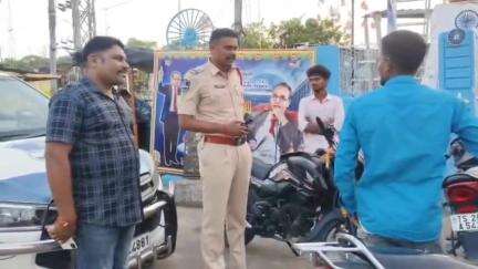 అసిఫాబాద్: ఆసిఫాబాద్లో డ్రంక్ అండ్ డ్రైవ్ తనిఖీల్లో పట్టుబడిన ఐదుగురికి జరిమానా విధించిన ఆసిఫాబాద్ సీఐ రవీందర్
