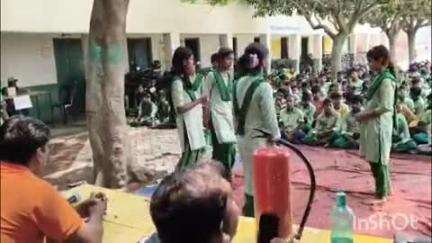 उधवा: राधानगर हाईस्कूल में आपातकालीन परिस्थितियों से निपटने को लेकर छात्र-छात्राओं को दी गई जानकारी, की गई मॉकड्रिल
