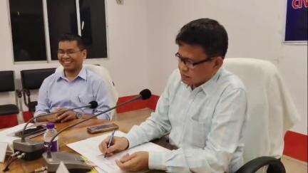 কৈলাশহর: মকড্রিল নিয়ে কৈলাসহরের জেলাশাসকের কনফারেন্স হলে সাংবাদিক সম্মেলন করলেন জেলাশাসক