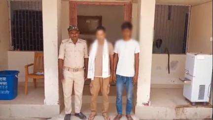 उचकागांव: उचकागांव थाने के संत मोड़ पर बाइक से शराब की एक बोतल बरामद, दो गिरफ्तार