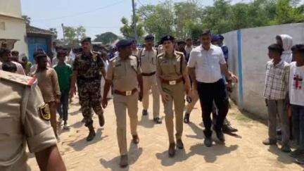 गोपालगंज: सिसई बाजार में युवक की हत्या के बाद पुलिस ने घटनास्थल का निरीक्षण किया, कई दिशा-निर्देश दिए