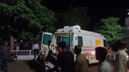 नौरोजाबाद: देवगवा कला के पास दो बाइकों की टक्कर, एक युवक गंभीर रूप से घायल