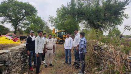 कनवास: असकली में रास्ता खोलो अभियान के तहत प्रशासन ने जेसीबी मशीन चलाकर अवरुद्ध रास्ते का खुलासा करवाया