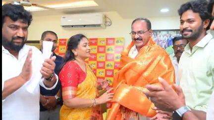 హోంమంత్రి వంగలపూడి అనితని కలిసిన డిసిసిబి చైర్మన్ కోన తాతారావు
