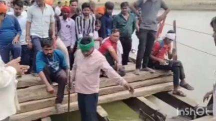 बाह: पिनाहट चम्बल पेंटून पुल पर लगातार दूसरे दिन घंटों लगा रहा जाम, राहगीर रहे परेशान
