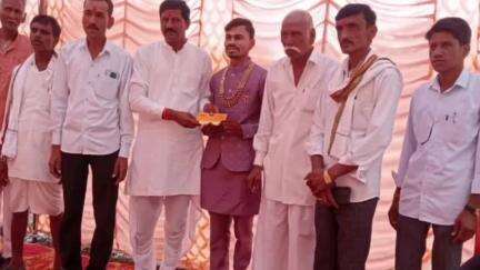 जीरापुर: जीरापुर क्षेत्र के विभिन्न शादी समारोहों में जिला पंचायत सदस्य यशवंत सिंह गुर्जर हुए शामिल