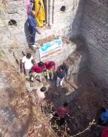 कालापीपल: हड़लाय कला में मध्यप्रदेश जन अभियान परिषद ने जल गंगा संवर्धन अभियान के तहत प्राचीन बावड़ी की सफाई की