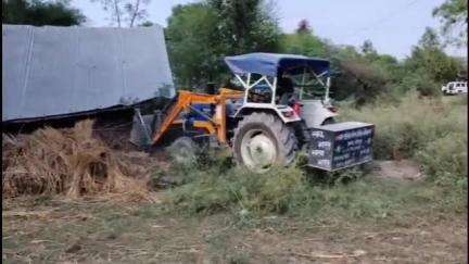 बिसवां: ग्राम बिजान ग्रांट में ग्राम समाज की बंजर भूमि का सीमांकन कर राजस्व टीम ने हटवाया अवैध कब्जा