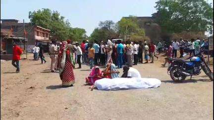 अकलतरा: किरारी गांव के क्रेशर खदान में ट्रैक्टर पलटने से ड्राइवर की हुई मौत, आक्रोशित लोगों ने सड़क पर शव रखकर किया चक्का जाम